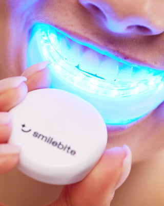 Kit de branqueamento dentário com lâmpada LED e gel de branqueamento Light & Bright Smilebite - 2