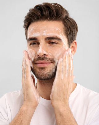 Gel de limpeza facial com pós-bióticos e pantenol para limpar e cuidar da barba Monolit - 3