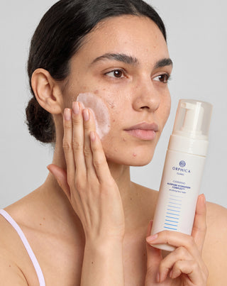 Espuma de limpeza para pele sensível e acneica com betaína, pantenol e alantoína Cleansing Orphica Clinic 150 ml - 3