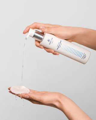 Água micelar para desmaquilhagem e limpeza para pele sensível e acneica com ureia, ácido hialurónico e glicólico Cleansing Orphica Clinic 200 ml - 2