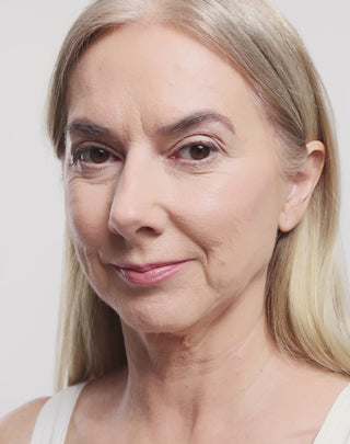 Blush em stick com manteiga de karité e óleo de rícino para mulheres com mais de 50 anos Aggie - 6