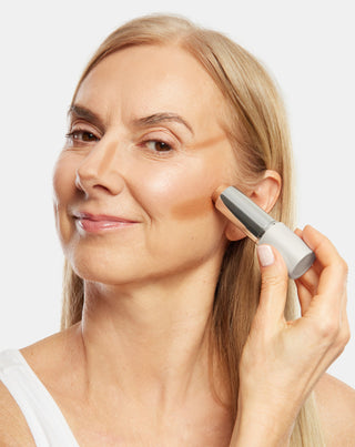 Bronzeador em stick para contorno do rosto para peles maduras 50+ Aggie - 3