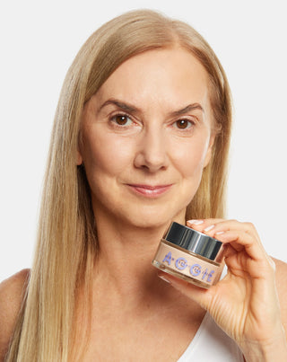 O creme iluminador para pele seca reduz a vermelhidão e dá um efeito Aggie brilhante - 3