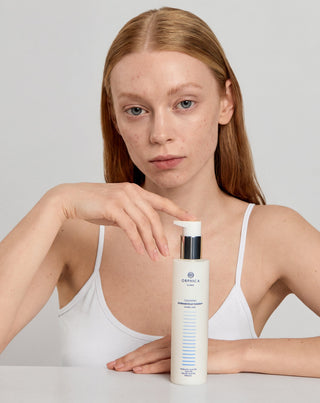 Água micelar para desmaquilhagem e limpeza para pele sensível e acneica com ureia, ácido hialurónico e glicólico Cleansing Orphica Clinic 200 ml