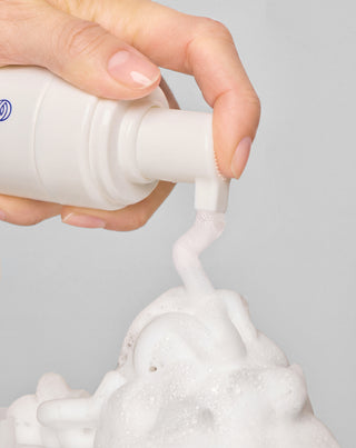 Espuma de limpeza para pele sensível e acneica com betaína, pantenol e alantoína Cleansing Orphica Clinic 150 ml