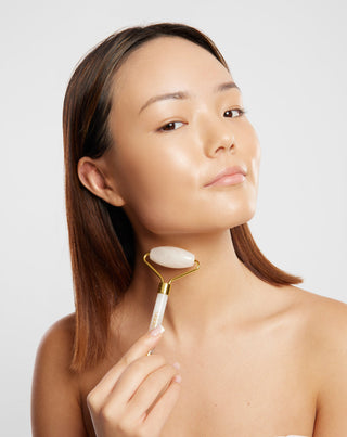 Rolo de massagem facial em jade branco Uddo para reduzir as olheiras e o inchaço - 2